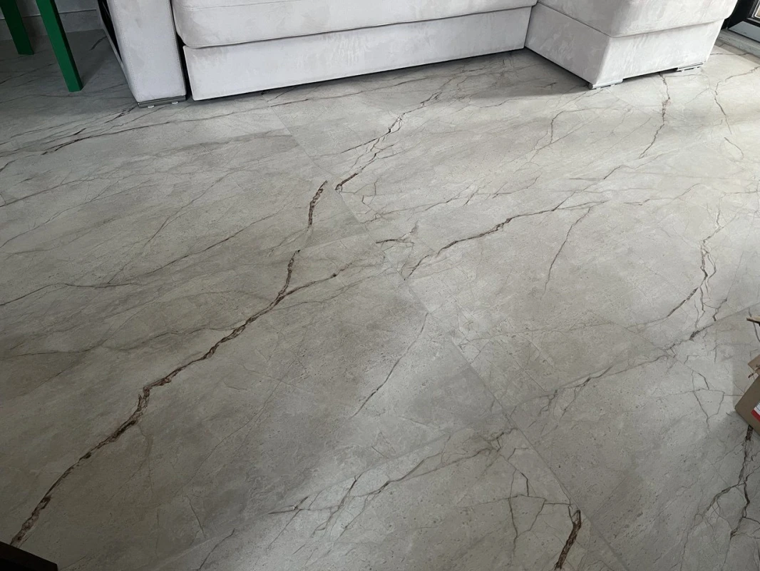 Atlas konkord silver rut на polu в интерьере