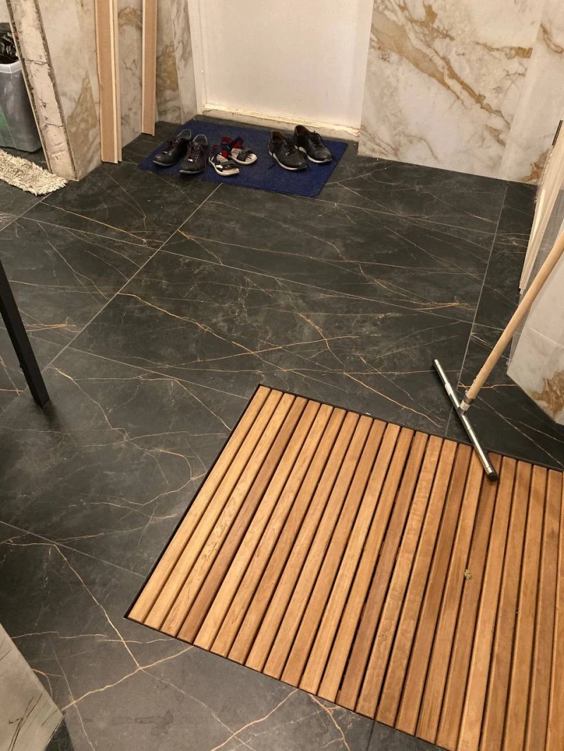 Sandra cherno olivkovyi 1200h600 mm matovyi на polu в интерьере
